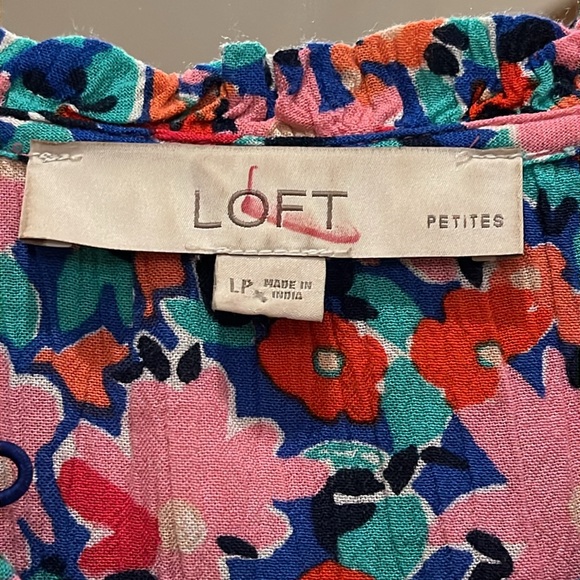 Loft- Petite Large flutter sleeve top mixed media print - Picture 3 of 4